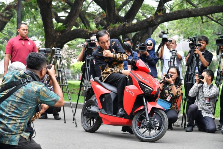 Presiden Joko Widodo jajal skuter listrik anak bangsa siap produksi Gesits, di Istana Kepresidenan, Rabu (7/11/2018)