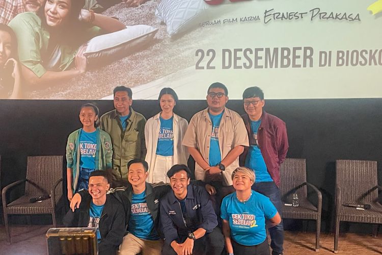 Deretan pemain film Cek Toko Sebelah 2 dalam peluncuran trailer di XXI Metropole kawasan Menteng, Jakarta Pusat, Selasa (22/11/2022). 