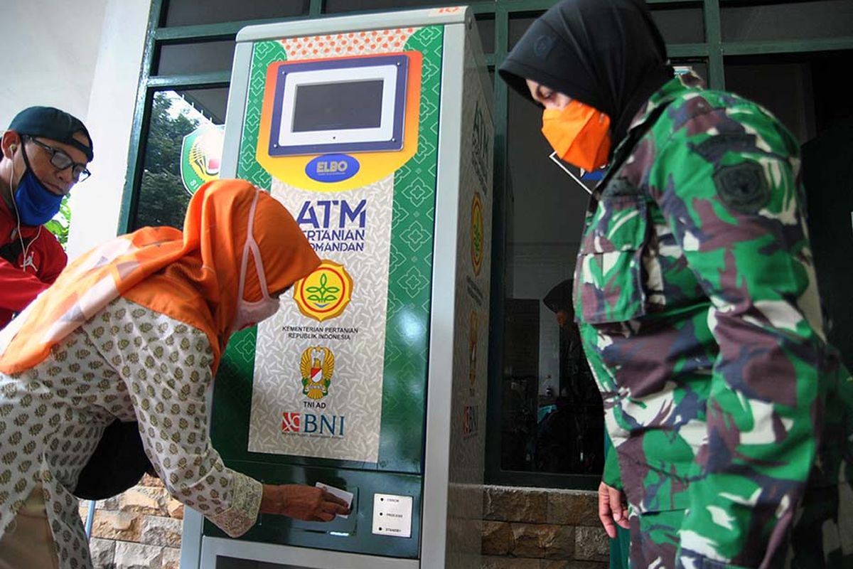 Warga menggunakan ATM Pertanian Sikomandan untuk mendapatkan beras gratis di Kodim 0606/Kota Bogor, Jawa Barat, Sabtu (25/4/2020). Kementerian Pertanian menempatkan ATM beras gratis di sejumlah Kodim di wilayah Jabodetabek yang menyediakan 1,5 ton beras per harinya untuk 1000 warga sebagai upaya membantu masyarakat miskin yang terkena dampak COVID-19.