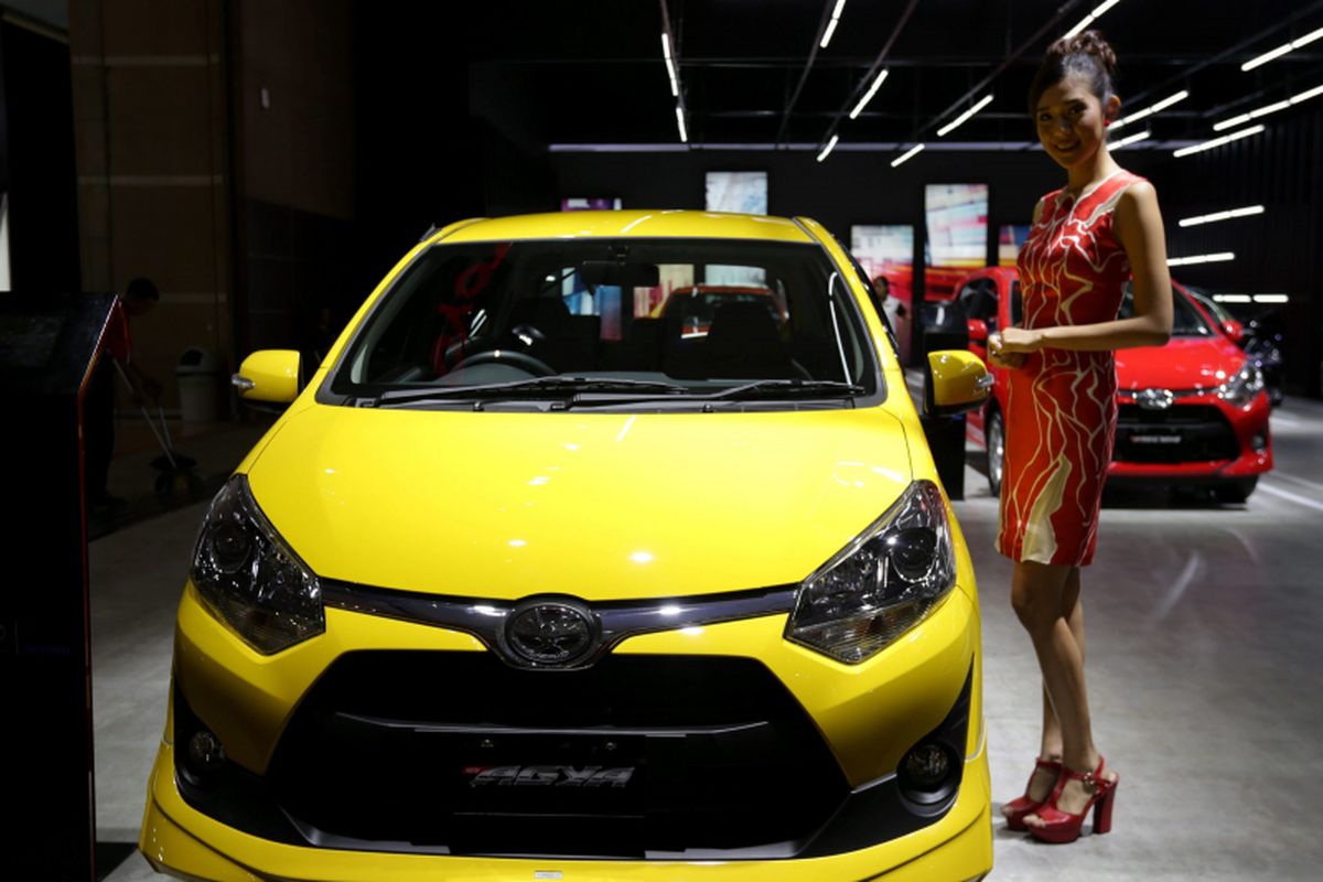 Sales promotion girl berpose di samping Toyota Agya 1.2L saat ajang Indonesia International Motor Show (IIMS) 2017 di JI Expo, Kemayoran, Jakarta, Jumat (28/4/2017). Ajang pameran otomotif terbesar di Indonesia ini akan berlangsung hingga 7 Mei mendatang. KOMPAS IMAGES/KRISTIANTO PURNOMO