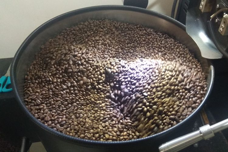 Proses mendinginan kopi pasca sangrai di coller bin