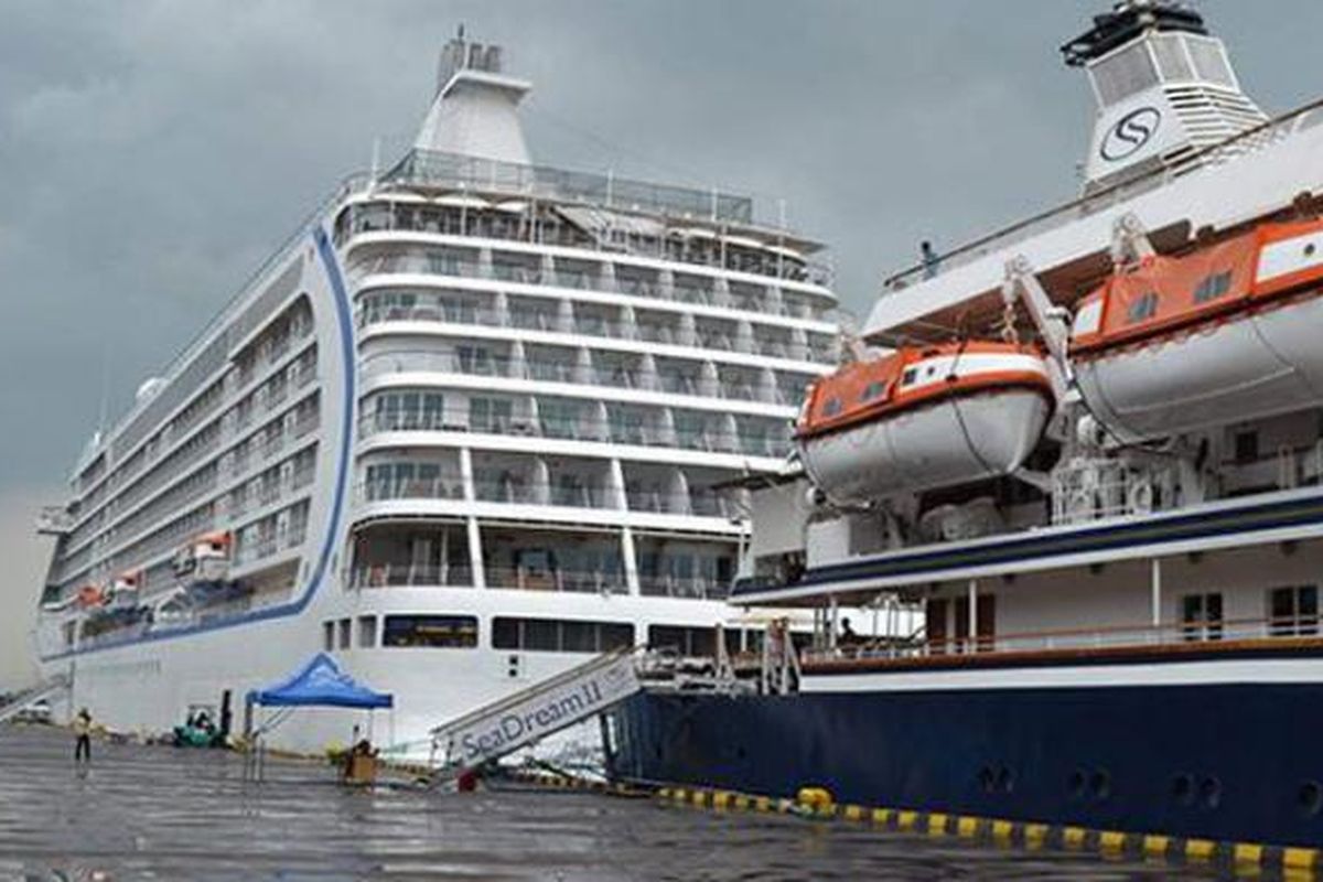 Sebuah kapal pesiar di Pelabuhan Benoa, Denpasar, Bali. Pelindo III sebagai pengelola Pelabuhan Benoa berencana kembangkan pelabuhan marina di dalam kawasan Pelabuhan Benoa. 

