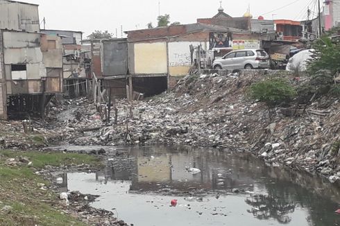 1.000 Karung Dibagikan demi Cegah Warga Buang Sampah ke Kali Gendong