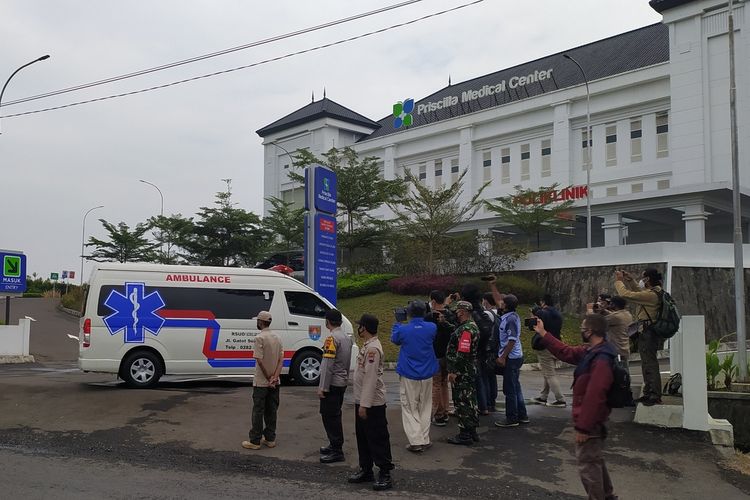 Ambulans membawa nakes RSUD Cilacap yang terpapar Covid-19 dari ABK asal Filipina ke tempat isolasi terpusat di RS Priscilla Medical Center Cilacap, Jawa Tengah, Selasa (26/5/2021).