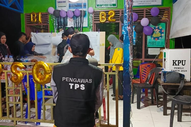Ilustrasi : Petugas PTPS di Nunukan Kaltara sedang mengawasi proses penghitungan suara