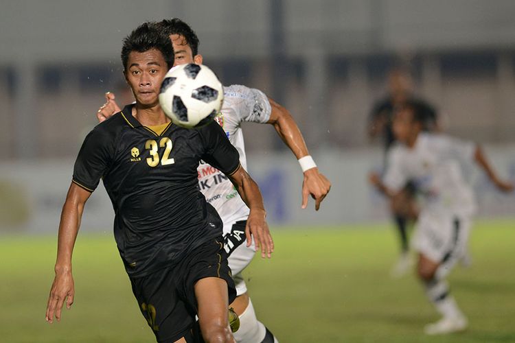 Pesepak bola Tim Nasional (Timnas) U-23 Kahar Kalu (kiri) mengejar bola saat bertanding melawan kesebelasan Bali United dalam pertandingan uji coba di Stadion Madya, Gelora Bung Karno (GBK), Jakarta, Minggu (7/3/2021). Pertandingan berakhir untuk kemengan Timnas U-23 dengan skor 3-1.