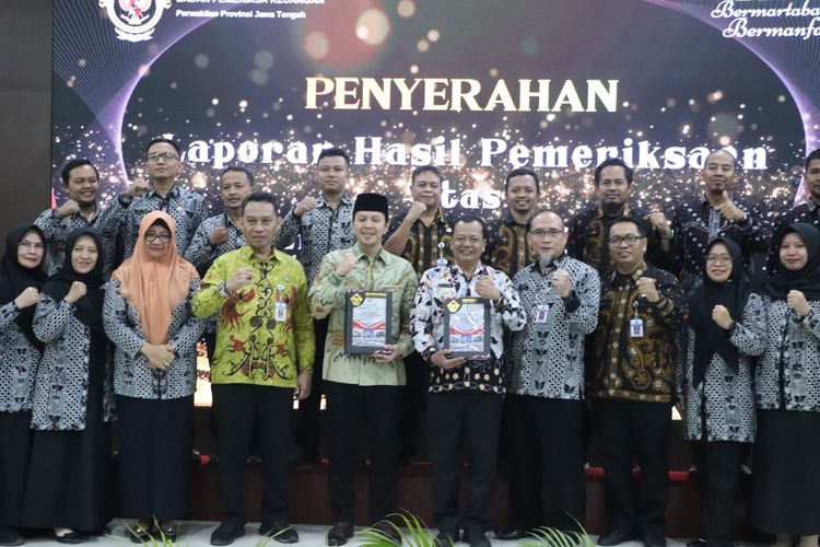 Wakil Bupati (Wabup) Brebes Wurja menerima opini Wajar Tanpa Pengeculian (WTP) dari BPK RI Perwakilan Provinsi Jawa Tengah (Jateng) dalam kegiatan Penyerahan Laporan Hasil Pemeriksaan (LHP) atas LKPD Tahun Anggaran 2025 di Gedung BPK Perwakilan Jateng, Semarang, Kamis (11/6/2026).