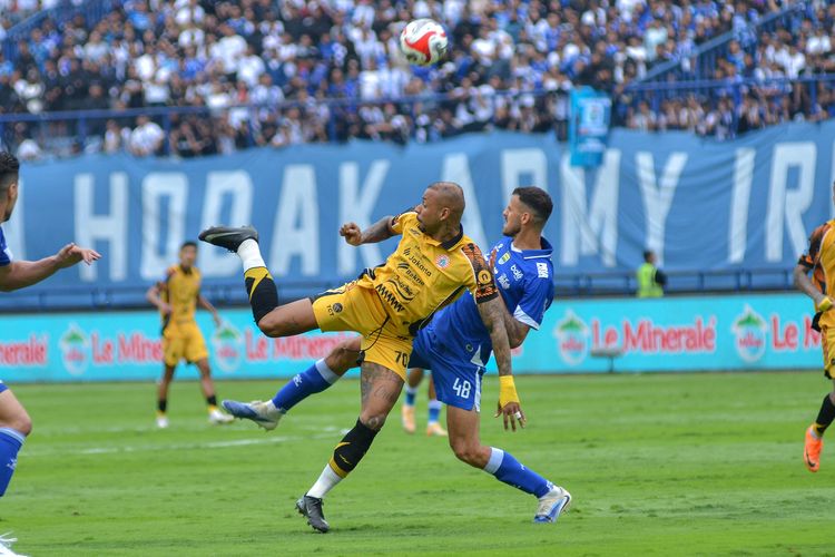 Duel antara penyerang Persija Jakarta Gustavo Almeida dan bek Persib Bandung Patricio Matricardi pada laga pekan ke-17 Super League 2025-2026, Minggu (11/1/2026) di Stadion Gelora Bandung Lautan Api (GBLA). 
