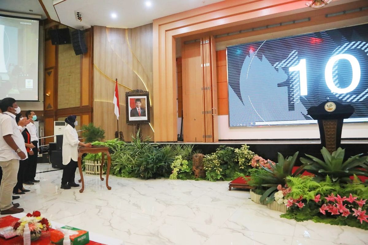Menteri Sosial (Mensos) Tri Rismaharini saat meluncurkan aplikasi e-Performance di Gedung Aneka Bhakti, Jakarta, Senin (10/5/2021).