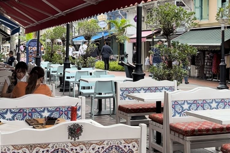 Kafe dan Resto Suasana sejumlah kafe dan restoran yang estetik di Kampong Glam, Singapura..