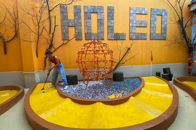 Bermain mini golf di HOLEO Golf & Museum di Cideng, Gambir, Jakarta Pusat. 