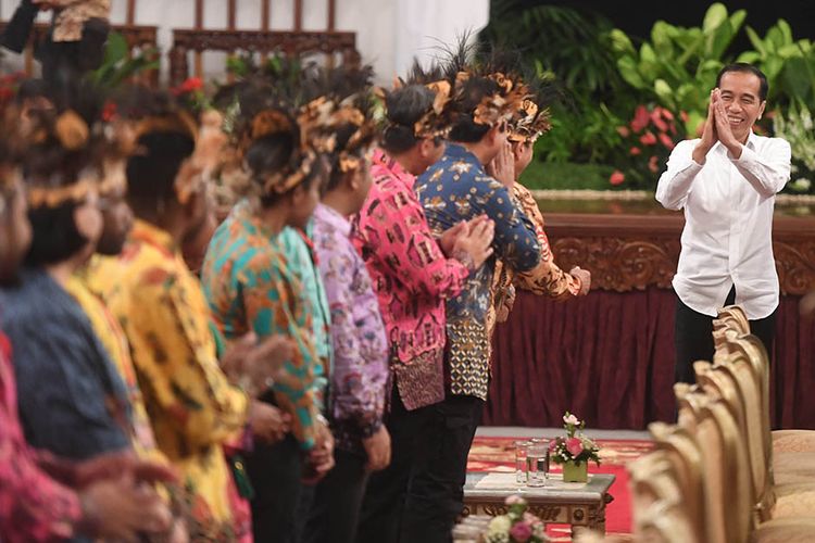 Presiden Joko Widodo (kanan) memberikan salam kepada sejumlah tokoh Papua sebelum pertemuan di Istana Negara, Jakarta, Selasa (10/9/2019). Pertemuan tersebut membahas isu-isu terkini di Papua.