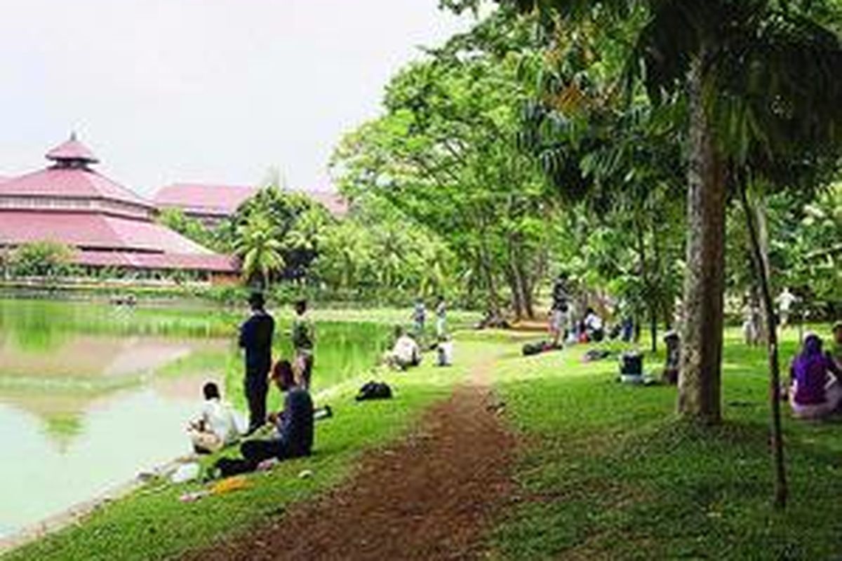 Setiap akhir pekan, danau-danau di Kampus Universitas Indonesia di Depok sering didatangi warga yang gemar memancing. Salah satu danau yang menjadi favorit mereka adalah Danau Kenanga, dekat Rektorat UI.