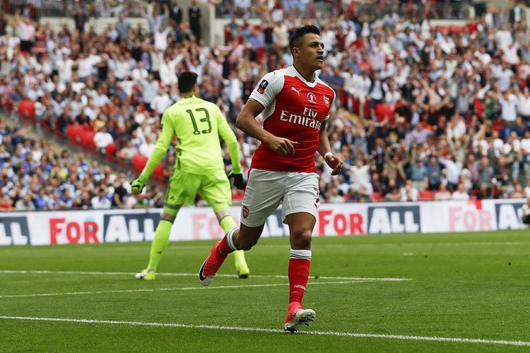 Penyerang Arsenal, Alexis Sanchez, merayakan gol ke gawang Chelsea pada laga final Piala FA di Stadion Wembley, London, 27 Mei 2017.