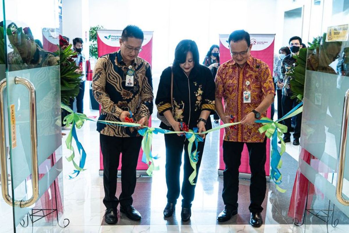 Hospital Director Mayapada Hospital Jakarta Selatan dr Fiktorius Kuludong, MM, Chief Corporate Solution AIA Erna Wijaya, serta Commercial Director Mayapada Healthcare Group Benjamin Winoto.