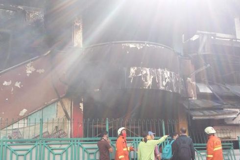 Sudah 30 Jam, Asap Masih Mengepul di Lokasi Kebakaran Pasar Senen