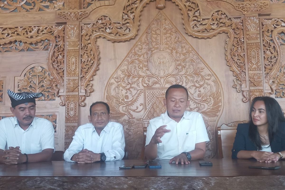 Pengurus DPC Partai Gerindra Bojonegoro saat memberikan keterangan pers terkait usulan sosok Setyo Wahono untuk direkomendasikan DPP Partai Gerindra sebagai Calon Kepala Daerah pada Pilkada Bojonegoro, Rabu (17/7/2024)