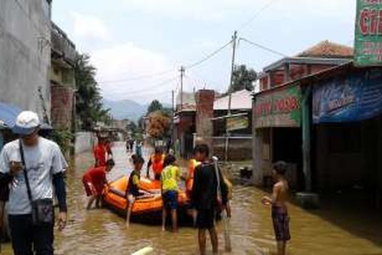 Banjir di Jalan Raya Dayeuhkolot, Kabupaten Bandung, Jawa Barat, mulai surut, Senin (14/3/2016). Ketinggian air di jalan ini yang kemarin mencapai 1 meter, kini tinggal 30 sentimeter. Namun, ketinggian air masih mungkin bertambah seiring belum berakhirnya musim hujan.