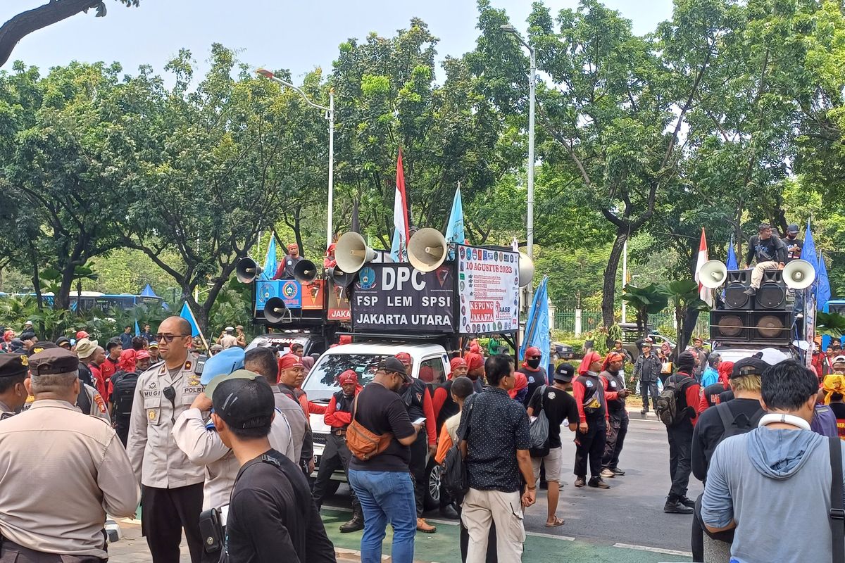 Gabungan kelompok buruh menggelar aksi demonstrasi di depan Gedung Balai Kota DKI Jakarta menjelang pengumuman upah minimum provinsi (UMP) 2024, Selasa (21/11/2023).