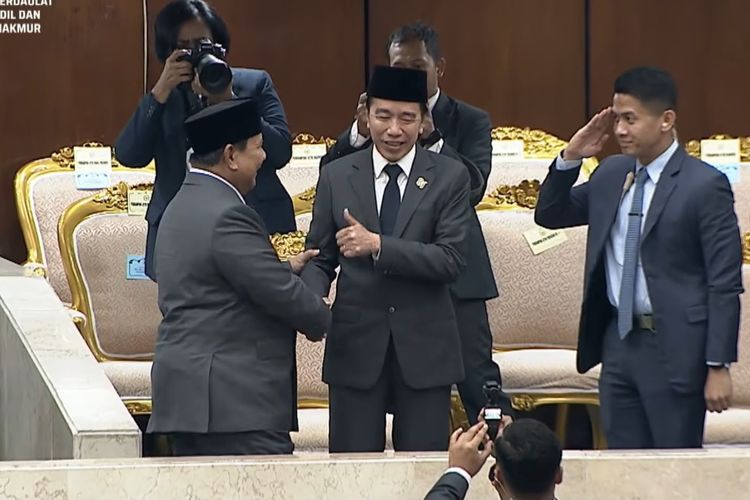 Momen Jokowi Beri Jempol ke Prabowo Usai Pidato Kenegaraan di DPR