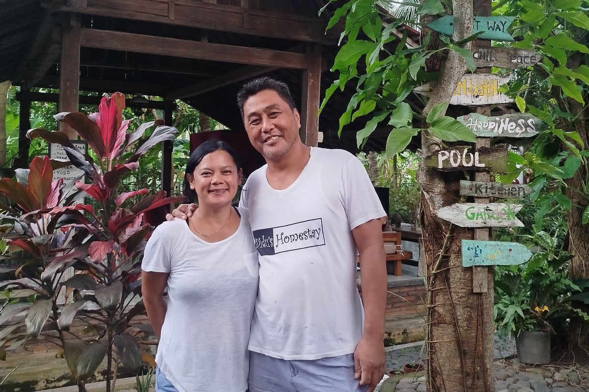 Djoko Subagio bersama sang istri, Maya Kusmayati di penginapan mereka, Didu's Homestay, Glagah, Banyuwangi, Kamis (16/1/2025). 