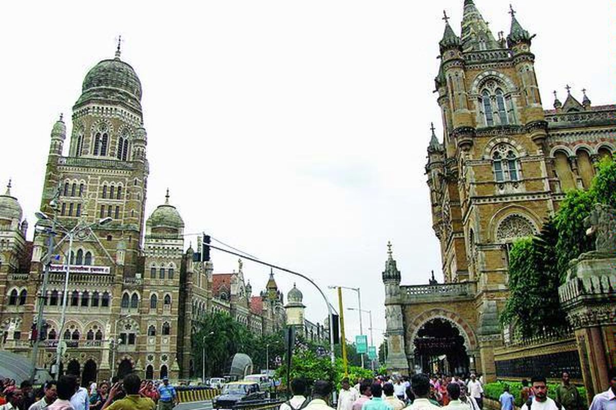 Sisi luar stasiun kereta api Chhatrapati Shivaji Terminus (kanan), yang dahulu bernama Victoria Terminus.