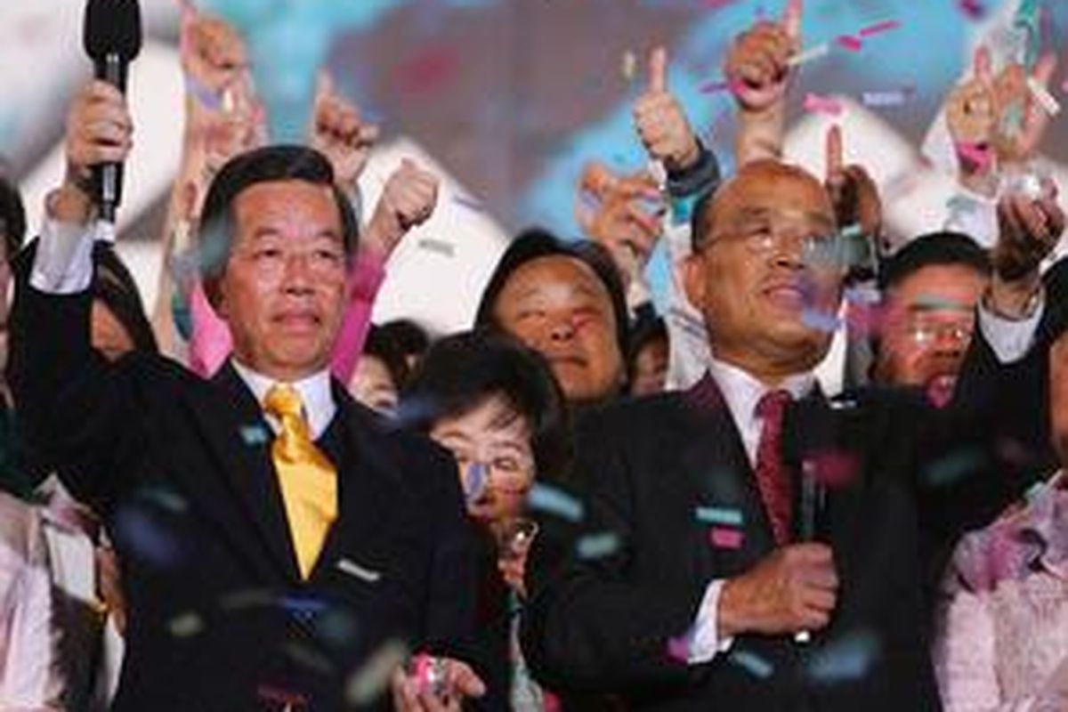 Kandidat Presiden Frank Hsieh dari Partai Progresif Demokratik dan pasangannya Su Tseng-chang saat kampanye di Taipei, Jumat (21/3).