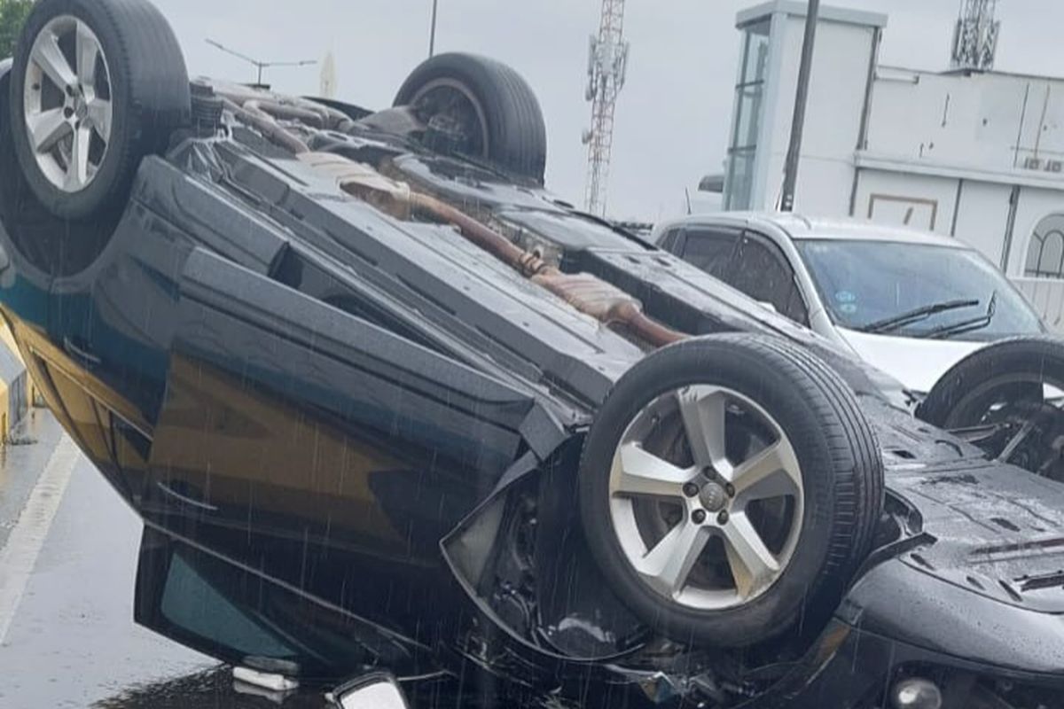 Potret mobil Audi yang terbalik di Jalan Layang Non Tol (JLNT) Antasari, Jakarta Selatan 