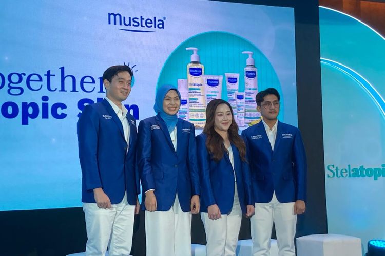 Mustela Medical Advisory Board (kiri-kanan), dr. FX Clinton, Sp.DVE, dr. Dia Febrina, Sp.DVE, FINSDV, dr. Kartika Eda, Sp.A, dan dr. Fihzan Ginting, M.Ked(Ped), Sp.A, dalam acara peluncuran kampanye Mustela bertajuk Together for Atopic Skin dan lini Mustela Stelatopia di Jakarta, Kamis (21/5/2026).