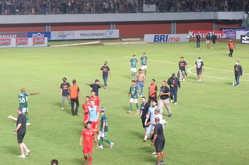 PSS Vs Persija Jakarta: Suporter Masuk Lapangan, Buru Wasit dan Pemain