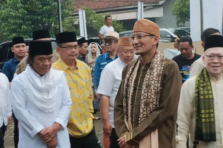 Menteri Pariwisata dan Ekonomi Kreatif (Menparekraf) Sandiaga Salahuddin Uno mengomentari tren war takjil saat bulan Ramadhan 2024 dihadapan santri di Serang, Banten. Jumat (29/3/2024).