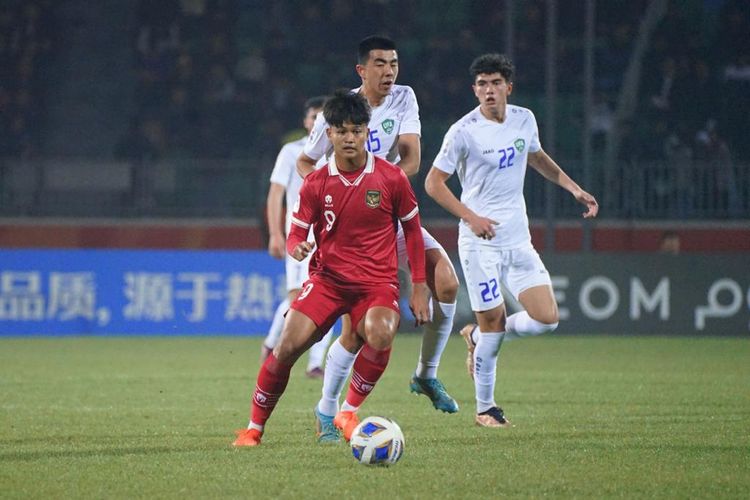 Aksi Hokky Caraka dalam laga matchday 3 Grup A Piala Asia U202 2023 Indonesia vs Uzbekistan di Stadion Istiqlol, Fergana, Uzbekistan, Selasa (7/3/2023) malam WIB.