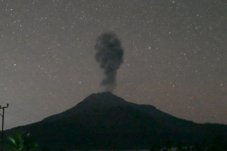 Gunung Lewotobi Meletus 4 Kali pada Rabu Pagi, Semburkan Abu Vulkanik 1,5 Km