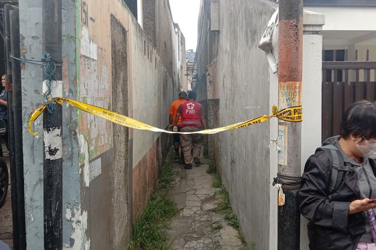 Tim Inafis tengah melakukan olah TKP di sekitar rumah korban yang disantroni maling di Jalan Paledang, Kota Bandung, Sabtu (7/1/2023). Rumah korban ini berada didalam gang, diketahui sejumlah perhiasan diketahui hilang.