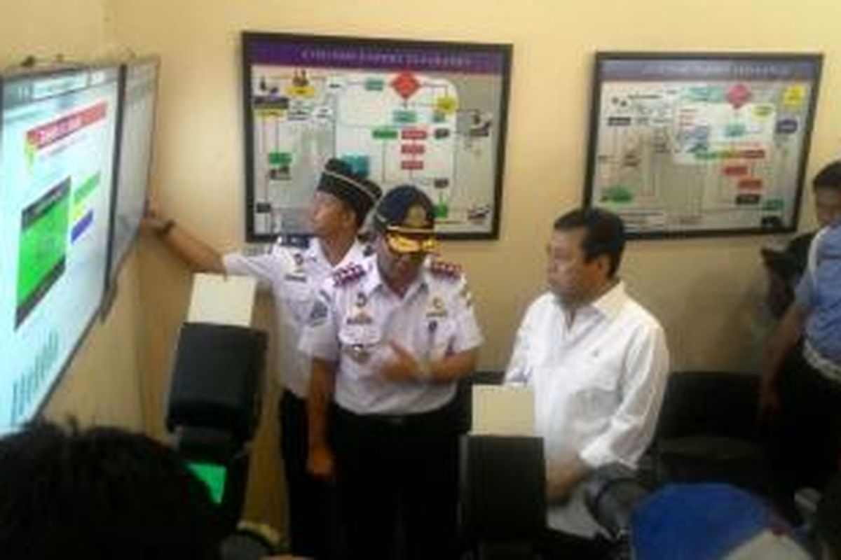 Ketua DPR RI Setya Novanto meninjau P3IET Pelabuhan Tanjung Priok, Jakarta, Selasa (7/7/2015).
