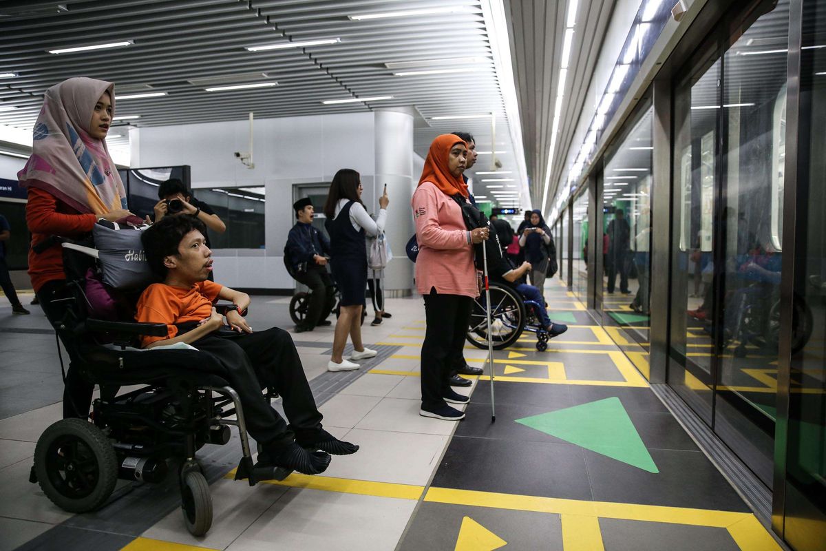 Penyandang disabilitas yang tergabung dalam Jakarta Barier Free Tourism atau JBFT mengikuti uji coba publik pengoperasian MRT di Stasiun Bundaran HI, Jakarta Pusat, Sabtu (16/3/2019). Penyandang disabilitas yang mengikuti uji coba MRT terdiri dari berbagai ragam disabilitas. Mulai dari pengguna kursi roda, tunanetra, insan tuli dan ragam disabilitas lainnya.