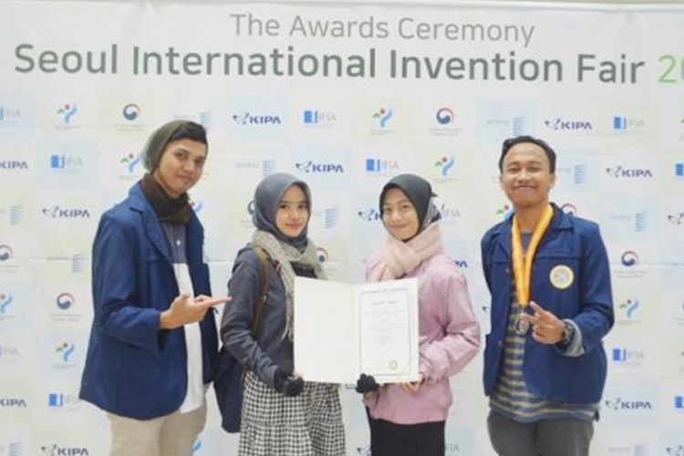 Empat Mahasiswa berhasil meraih medali perak dalam kompetisi Seoul International Invention Fair (SIIF), Seoul, Korea Selatan, pada Kamis?Sabtu (6?8/12/2018)