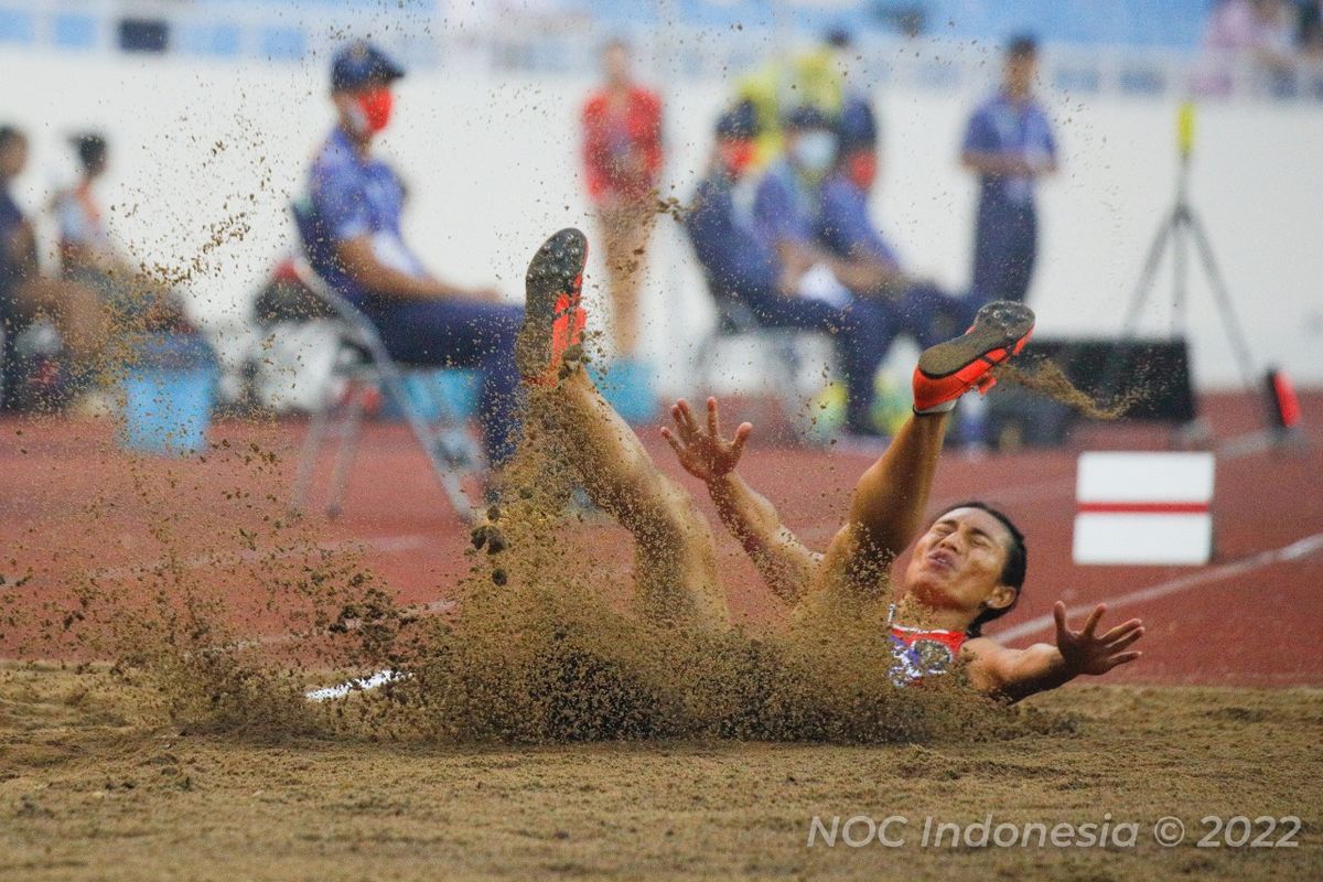 Cabang atletik menjadi salah satu penyumbang medali Indonesia di SEA Games 2021. Salah satu medali dipersembahkan Maria Natalia Londa via raihan perunggu dari disiplin lompat jangkit pada lomba yang dilangsungkan di Hanoi National Sports Complex, My Dinh, Vietnam, Sabtu (14/5/2022).