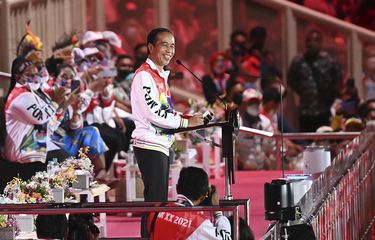 Presiden Joko Widodo tersenyum saat memberikan sambutan sekaligus membuka secara resmi PON Papua di Stadion Lukas Enembe, Kompleks Olahraga Kampung Harapan, Distrik Sentani Timur, Kabupaten Jayapura, Papua, Sabtu (2/10/2021). Resmi dibuka oleh Presiden Jokowi, PON XX Papua 2021 akan berlangsung pada 2-15 Oktober 2021.