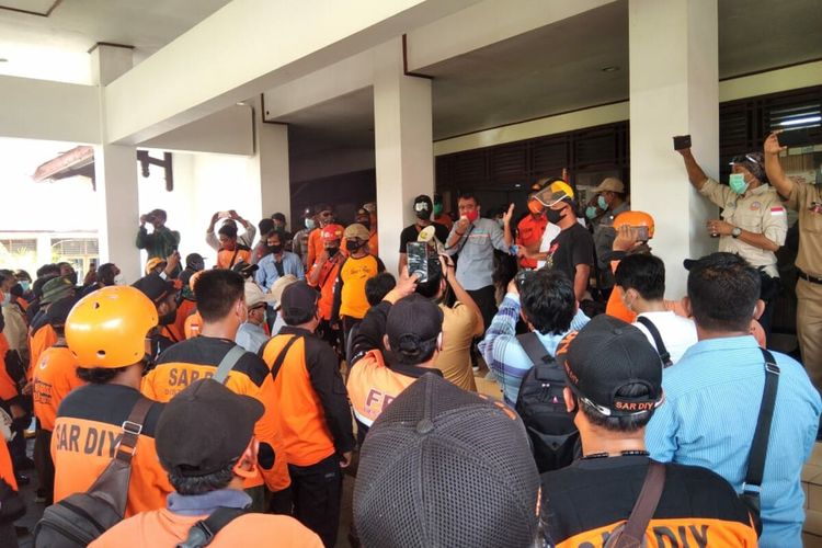 Ratusan orang relawan di Bantul Mendatangi Gedung DPRD Bantul terkait pernyataan salah seorang anggotanya Senin (22/2/2021)