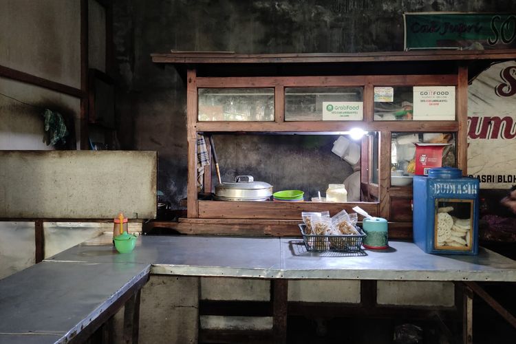 Kedai soto lamongan di Soto Lamongan Nyeel Pak Jupri, Sidoarjo.