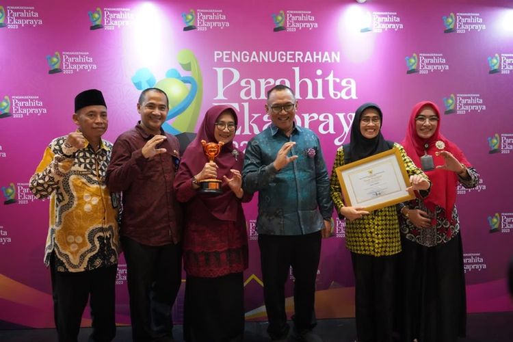 Kota Cilegon berhasil raih penghargaan Anugerah Parahita Ekapraya (APE) 2023 Kategori Nindya. 