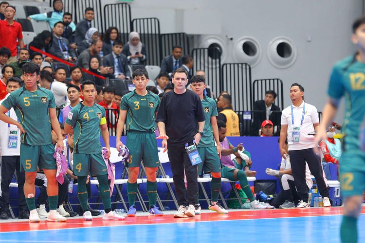 Pelatih Timnas futsal Indonesia Hector Souto mengamati permainan anak asuhnya saat laga Indonesia vs Vietnam dalam ajang AFC Futsal ASIAN CUP 2026 di Indonesia Arena, Jakarta Pusat, Selasa (3/2/2026). Indonesia berhasil mengalahkan Vietnam dengan skor 3-2.