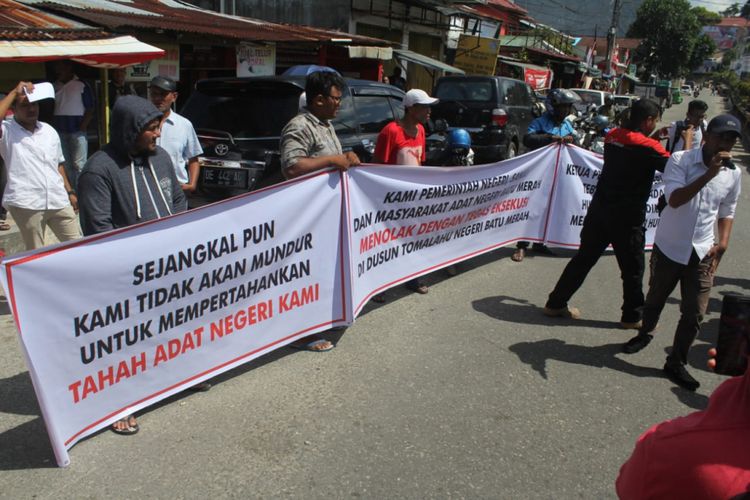 Puluhan warga Desa Batu Merah, Kecamatan Sirimau Ambon memblokir ruas jalan Jenderal Sudirman sebagai bentuk protes atas perintah eksekusi lahan oleh pengadilan Negeri Ambon, Rabu (12/9/2018)