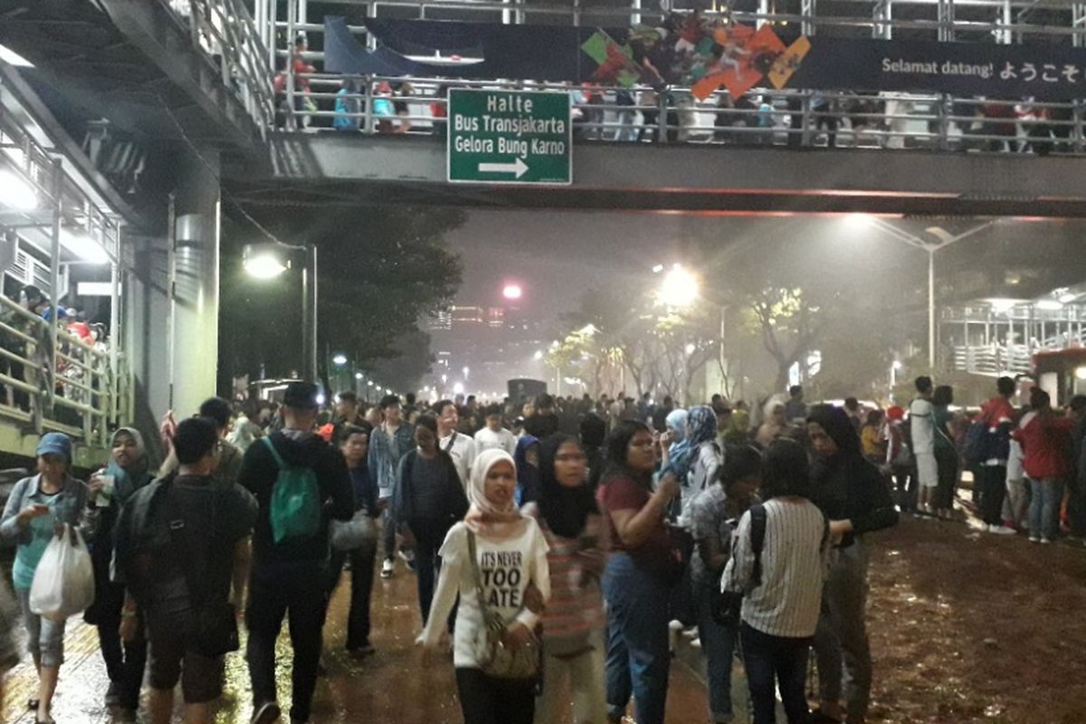 Suasana trotoar Jalan Jenderal Sudirman dekat Pintu 6 Gelora Bung Karno setelah upacara penutupan Asian Games 2018, Minggu (2/9/2018).