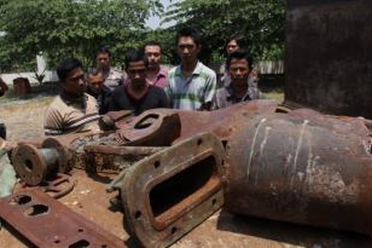 Empat karyawan Pabrik Gula (PG) Semboro, Jember Jawa Timur, berikut barang bukti besi yang diamankan di Mapolsek Setempat, Jumat (18/10/13)