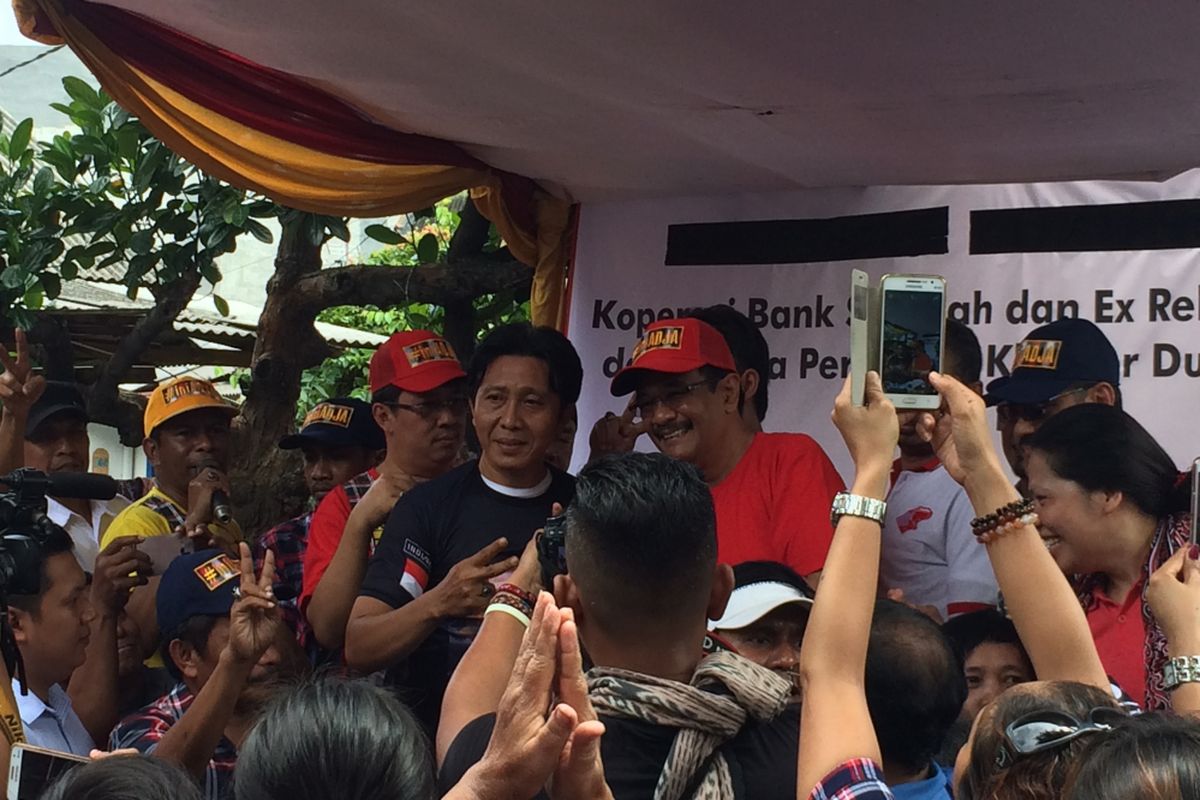 Eks relawan pasangan calon gubernur-wakil gubernur, Agus Harimurti Yudhoyono-Sylviana Murni di Malakasari, Jakarta Timur mengalihkan dukungan untuk Basuki Tjahaja Purnama atau Ahok-Djarot Saiful Hidayat, Kamis (6/4/2017).
