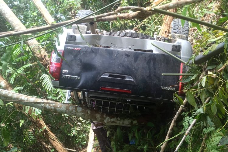 Mobil Toyota Hilux yang membawah Petugas Lapas dan seorang narapidana saat terbalik dalam kecelakaan tunggal di Kabupatennya Pegunungan Arfak Papua barat 