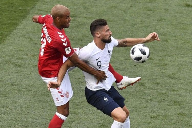 Mathias Zanka Jorgensen mengawal ketat Olivier Giroud pada pertandingan Denmark vs Perancis di Moskwa, 26 Juni 2018. 