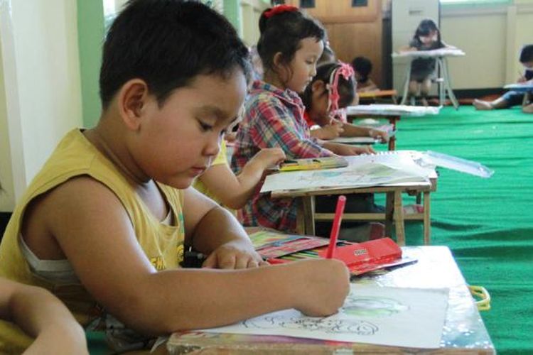 Beberapa anak sedang mewarnai gambar dalam kegiatan lomba mewarnai untuk anak-anak TK & SD dalam rangkaian kegiatan Bulan Kitab Suci Nasional yang diselenggarakan di aula Gedung Paroki Santo Fransiskus Asisi Singkawang, Kalimantan Barat (15/9/2013).